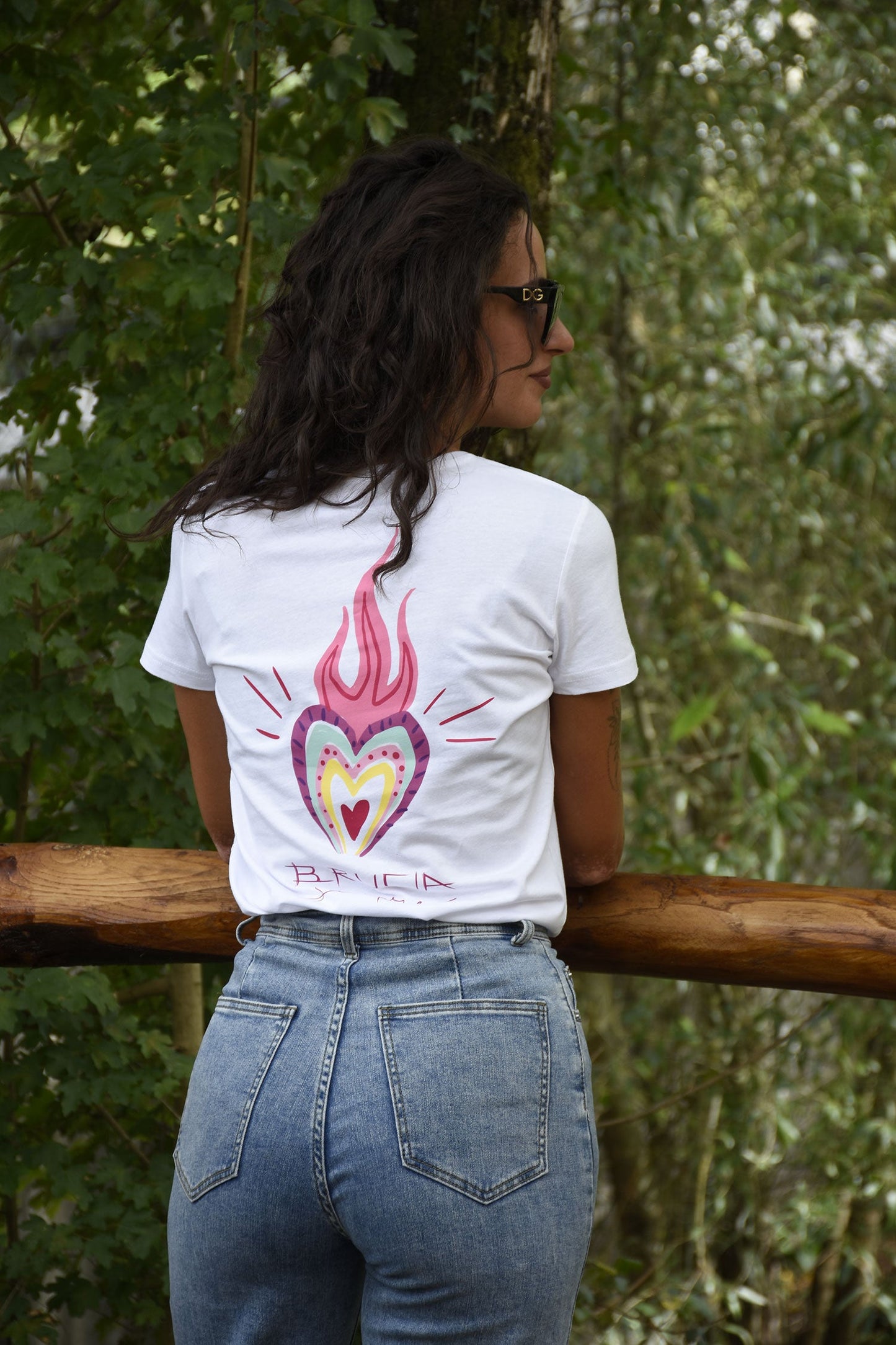 CAMISETA DE DISEÑO ORIGINAL CHERRY BLOOM "SIEMPRE ARDE"